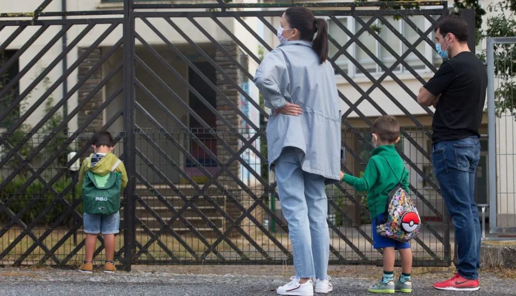 Niños en la puerta de un colegio