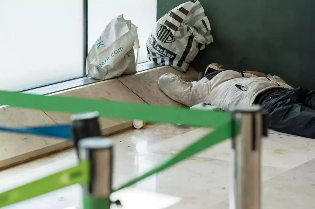 persona durmiendo en aeropuerto de barajas