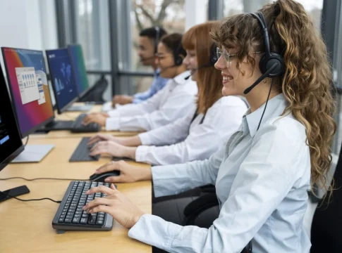 personas-que-trabajan-en-el-centro-de-llamadas Lenguas cooficiales, suscripciones y reseñas bajo lupa