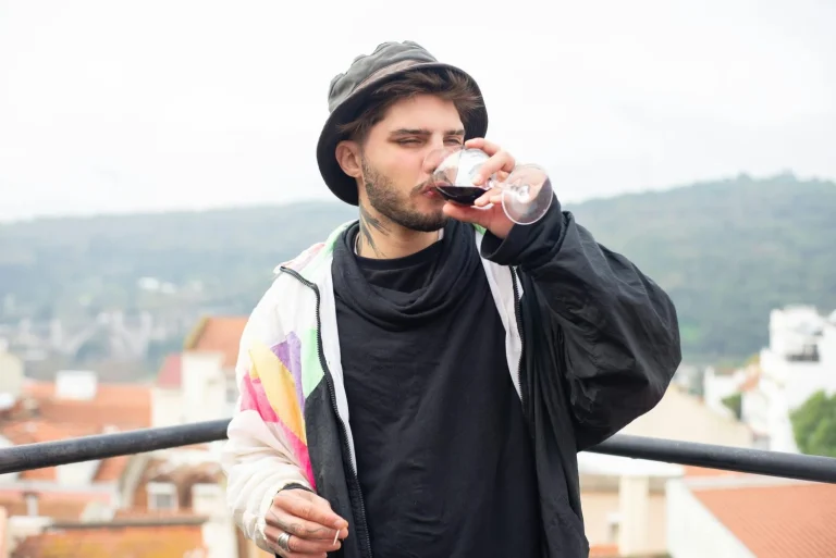 El oscuro secreto del vino: ¿La causa oculta detrás de las migrañas en España?