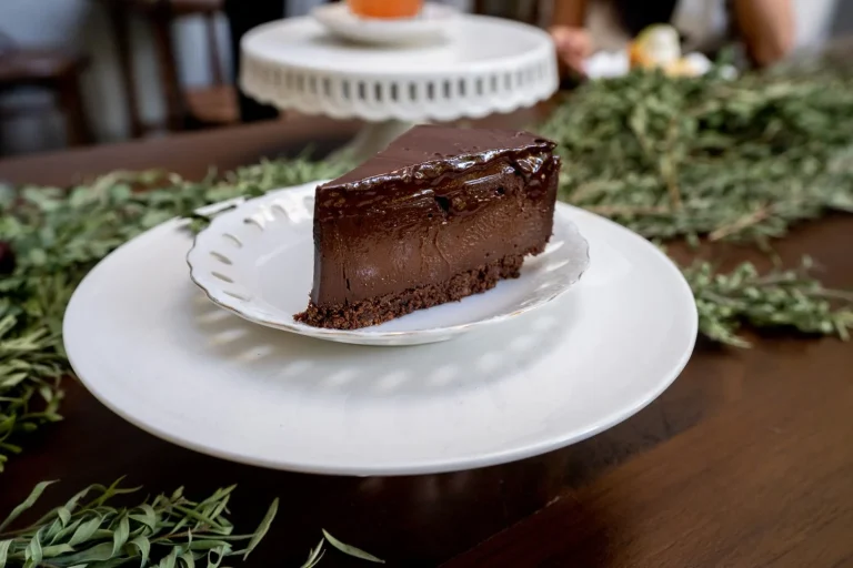 Así puedes hacer la tarta de chocolate más brutal en minutos: échale dos ingredientes y olvídate del horno