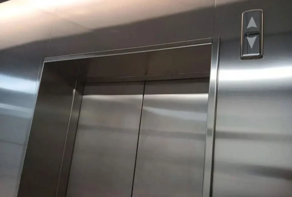 puerta de un ascensor
