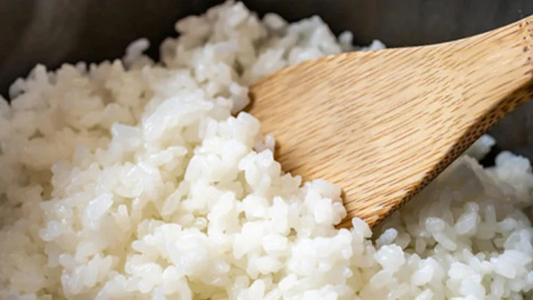 El ingrediente 'secreto' que añaden los chefs para que el arroz no se pegue NUNCA