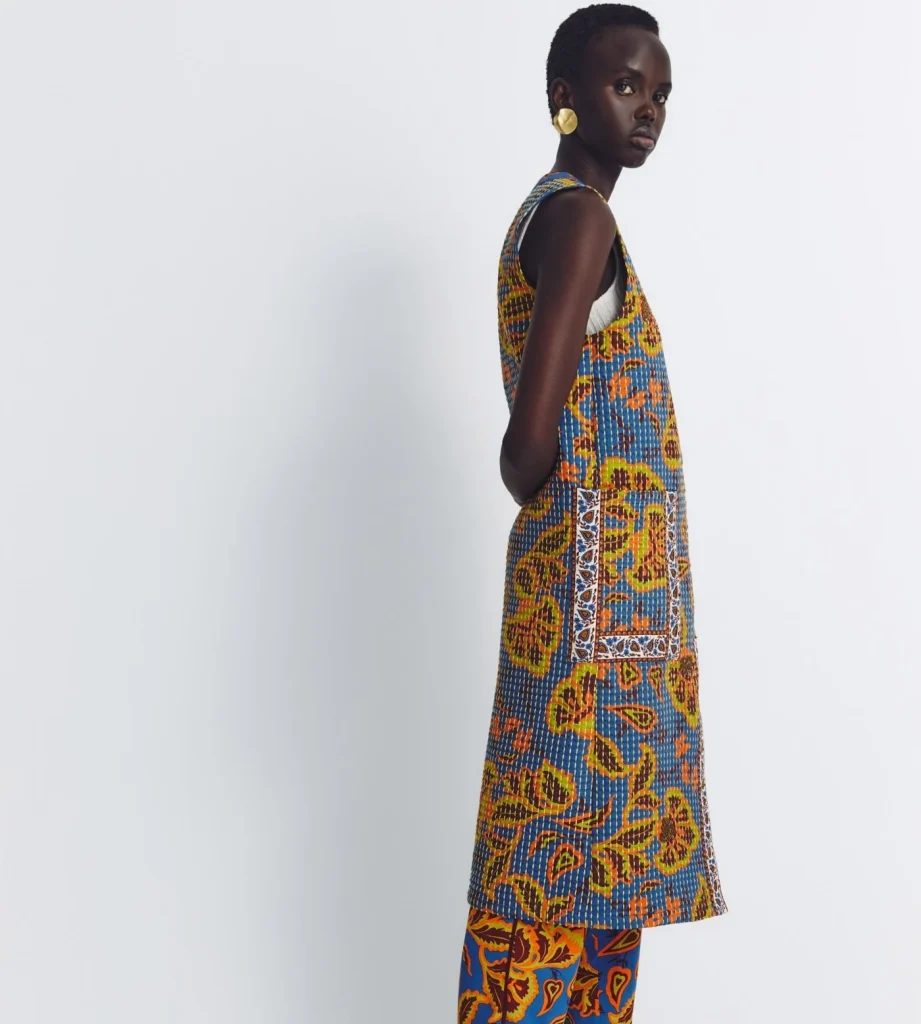 Chaleco boho chic y pantalón fluido: luz y color para tu armario