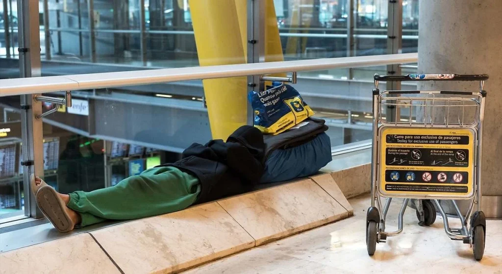 La "aporofobia institucional" de AENA y Madrid en Barajas