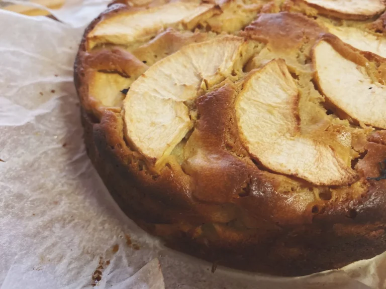 Así se prepara el bizcocho de manzana sin harinas que arrasa: tres ingredientes y muchas proteínas