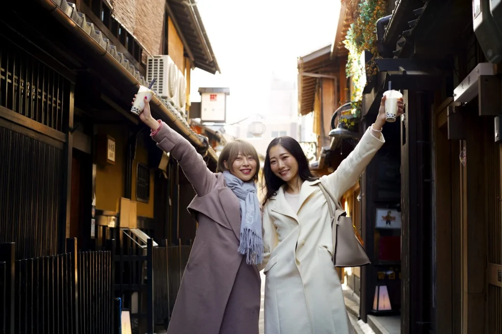 vista frontal mujeres jovenes con te de burbujas