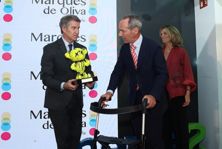 Jaime Lafita recibe el premio de la fundación Marqués de Oliva a la Labor Social de la mano de Feijóo
