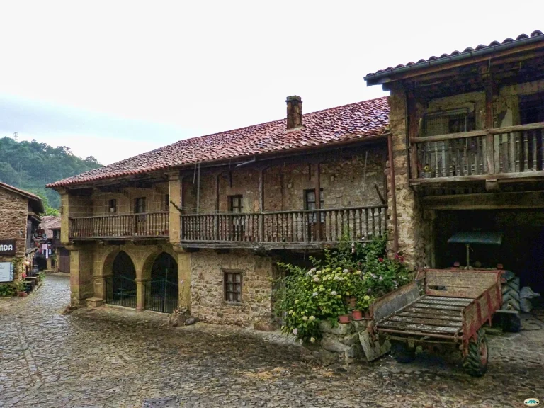 Hay un pueblo en Cantabria donde el tiempo se detuvo y aún se respira el aire de los veranos de antes