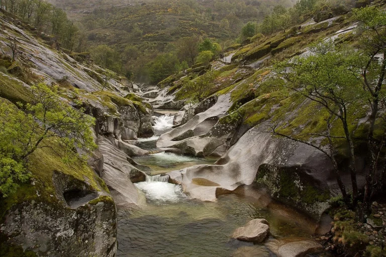 La piscina natural con el agua más turquesa de España está escondida en este rincón de Cáceres