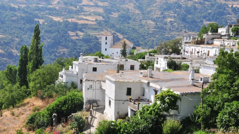 El secreto mejor guardado de Andalucía no es Marbella ni Granada, sino un pueblo blanco perdido en Sierra Nevada