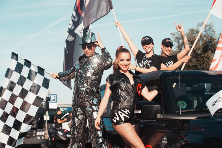 WAH Show deslumbra en el Roadshow de MADRING con una actuación única a pie de asfalto