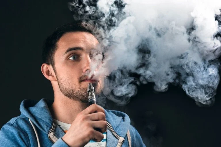 La moda del vapeo pone en riesgo la salud reproductiva en mujeres, hombres y jóvenes