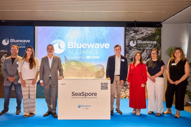 La Bluewave Alliance presenta la maqueta de la primera SeaSpore, escultura que se sumergirá en la costa barcelonesa para recuperar la biodiversidad