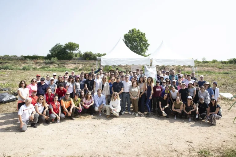 Empleados de AstraZeneca colaboran con Cruz Roja en la recuperación del entorno natural del Turia tras la DANA