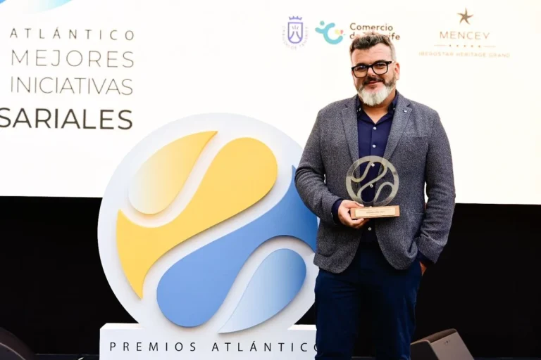 Alexis Amaya, fundador de Dormitorum, recibe la Mención Especial al Directivo del Año en los Premios Atlántico Hoy