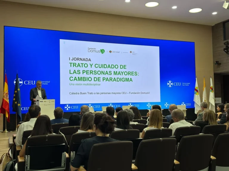 La Fundación DomusVi y la Universidad CEU San Pablo profundizan sobre la importancia del respeto y la dignidad en la atención a las personas mayores