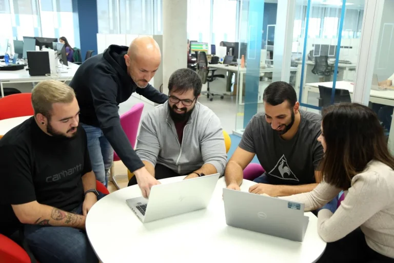 Indra Group busca más de 2.400 profesionales tecnológicos en toda España, con el negocio de defensa como principal destino