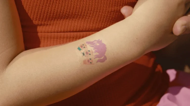 ISDIN lanza un tatuaje temporal para niños que reacciona a la exposición solar y fomenta la fotoprotección infantil