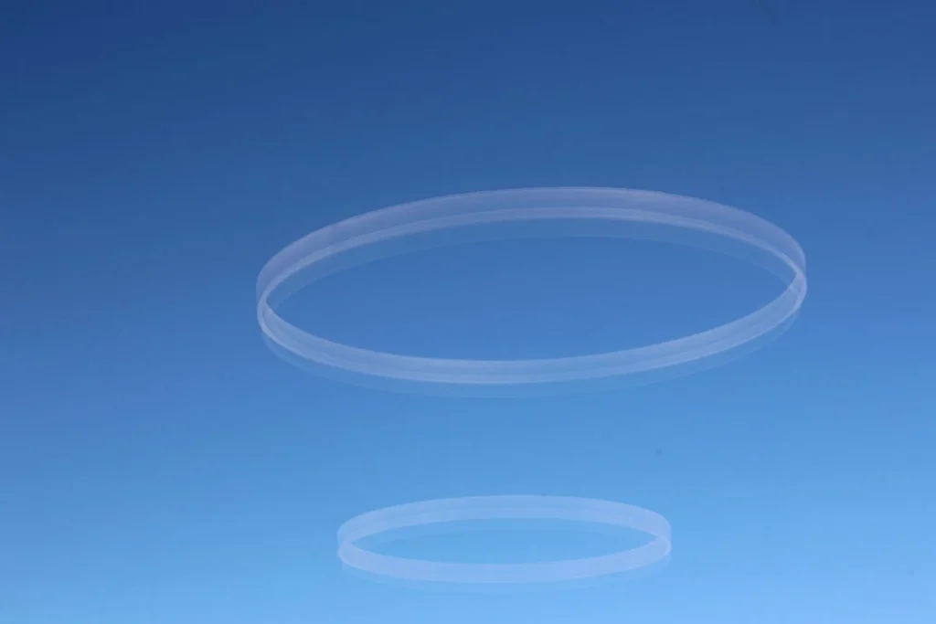 APARECEN ANILLOS NEGROS MISTERIOSOS