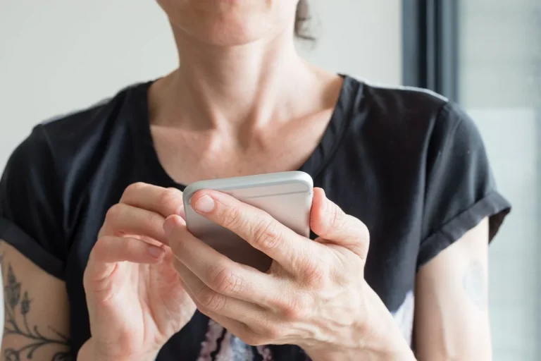 Alerta por el nuevo timo de WhatsApp que usa la cámara de tu móvil para robar tus credenciales bancarias