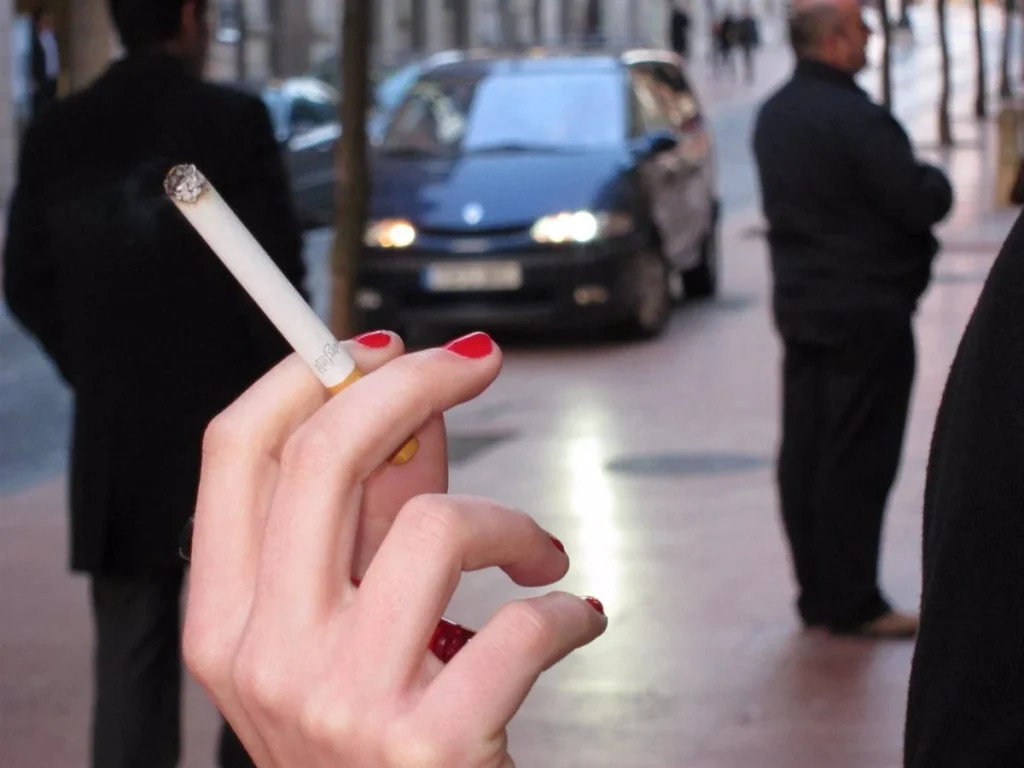 Todos los sitios en los que estará prohibido fumar con la nueva ley antitabaco 3 Así afectará la nueva normativa a bares, restaurantes y espacios públicos