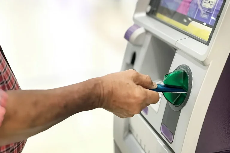 Así es el 'jackpotting', la técnica con la que pueden sacar dinero de tu tarjeta sin que te des cuenta