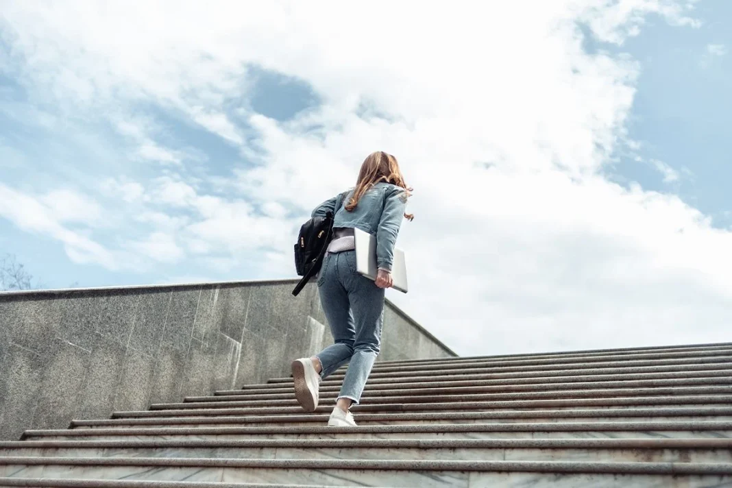 BAJAR ESCALERAS TAMBIÉN TIENE VENTAJAS