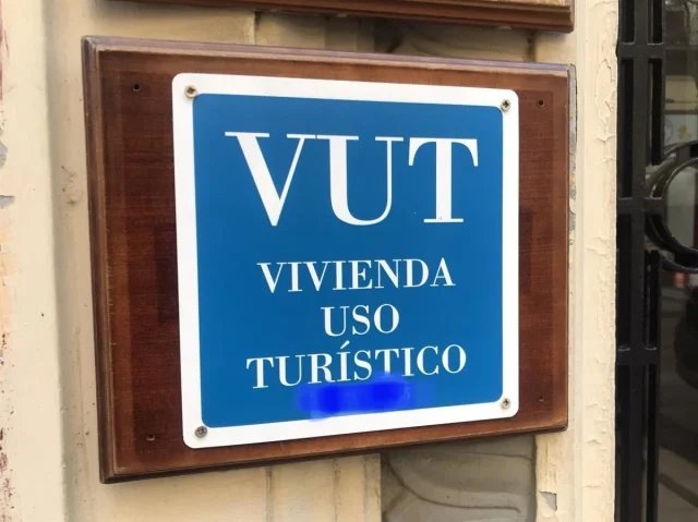 IVA de pisos turísticos al 10 %: qué cambia en el alquiler vacacional y qué pasa con el IBI