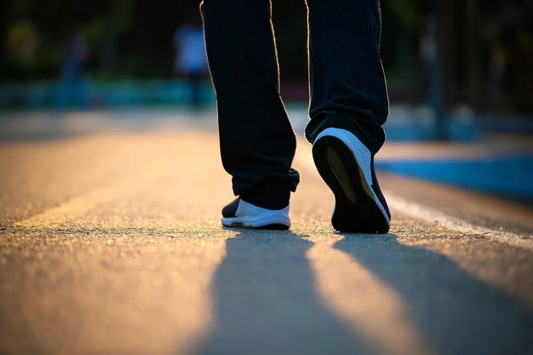 CAMINAR HACIA ATRÁS AGUDIZA LA FUNCIÓN COGNITIVA