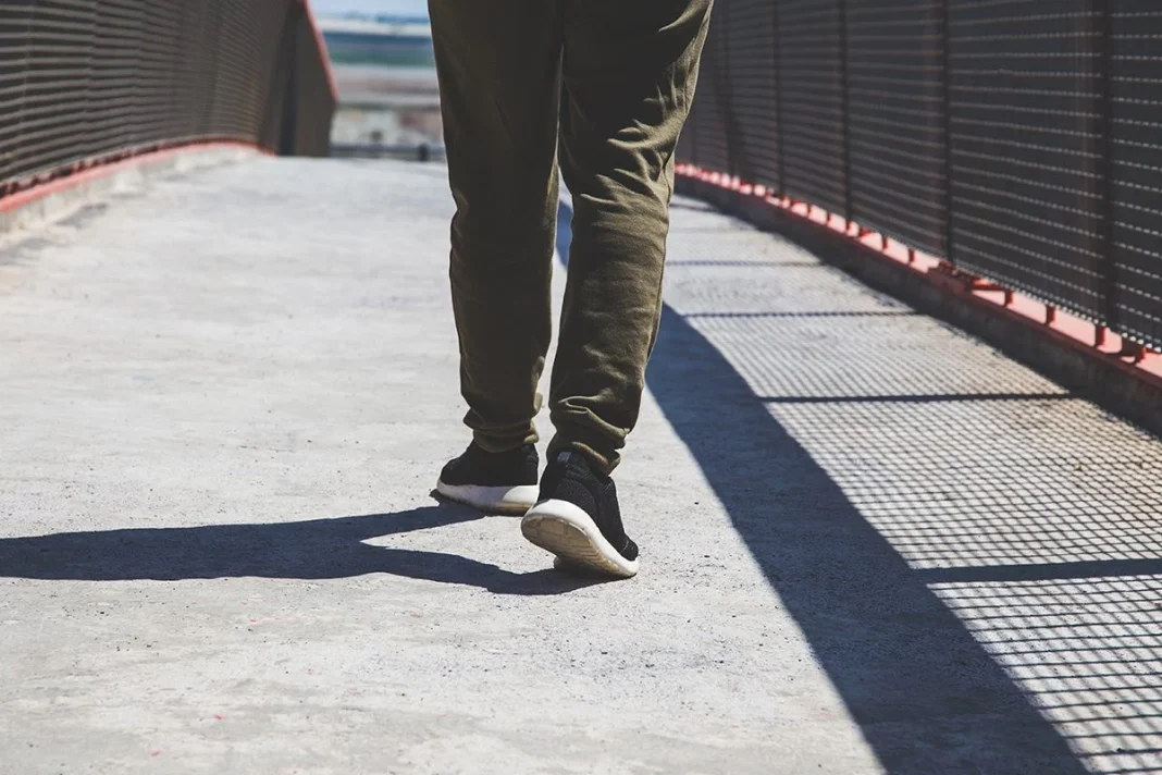 CAMINAR HACIA ATRÁS TIENE MAYORES BENEFICIOS