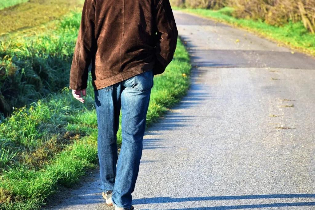 CAMINAR MARCHA ATRÁS PARA COMBATIR LA ARTRITIS