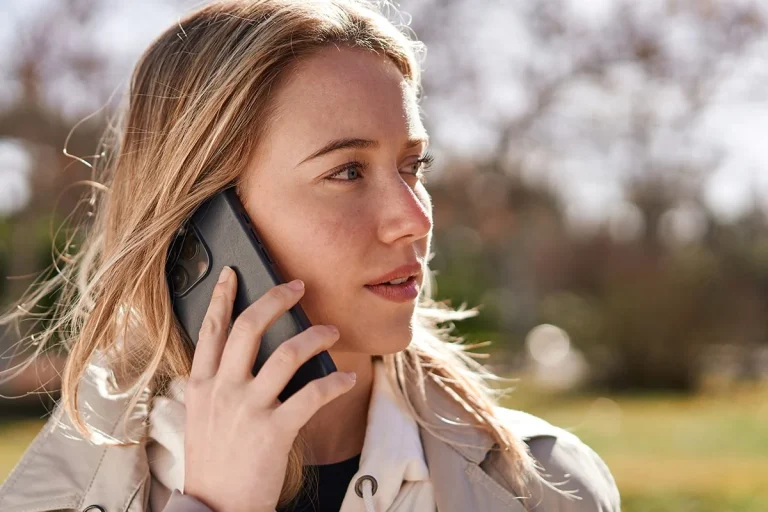 Cuidado con la nueva estafa que amenaza a Europa: Si escuchas estas 3 palabras, cuelga de inmediato