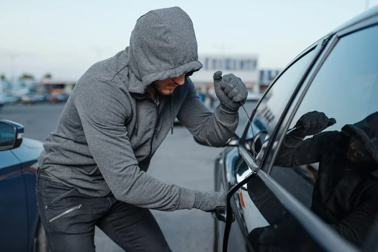 Dejar dispositivos electrónicos en tu coche es peligroso: La Guardia Civil alerta del nuevo método usado por los ladrones