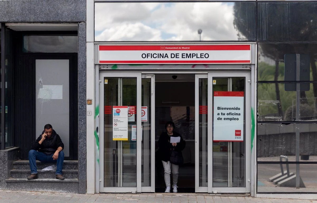 Salario junior: cae un 4% anual desde 2022 según el estudio de Stanford sobre IA 1 caída empleo junior