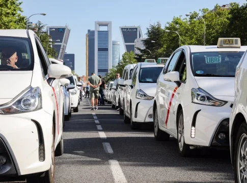 El Ayuntamiento de Madrid da ayudas de hasta 20.000 euros a los taxistas con el debate de las VTC en ascuas El Ayuntamiento de Madrid da ayudas de hasta 20.000 euros a los taxistas con el debate de las VTC en ascuas