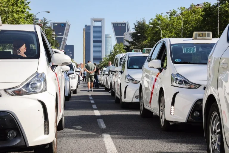 El Ayuntamiento de Madrid da ayudas de hasta 20.000 euros a los taxistas con el debate de las VTC en ascuas