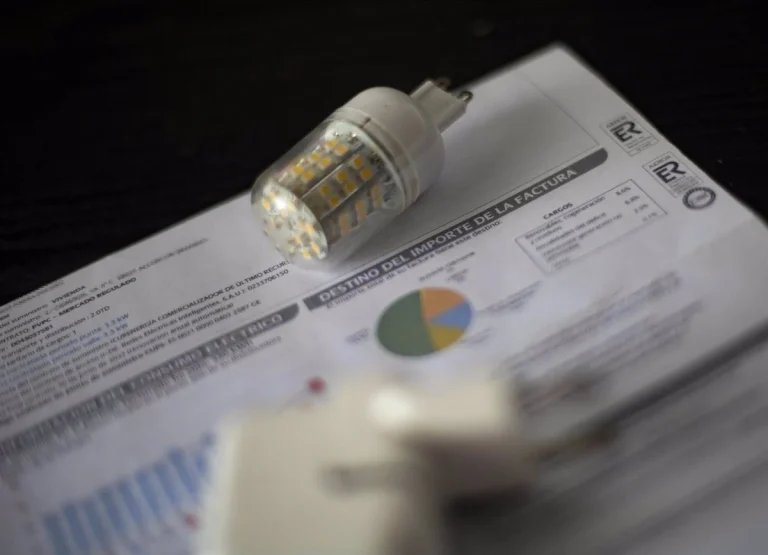 El gran apagón de abril lo están pagando los consumidores: de tu bolsillo a Red Eléctrica