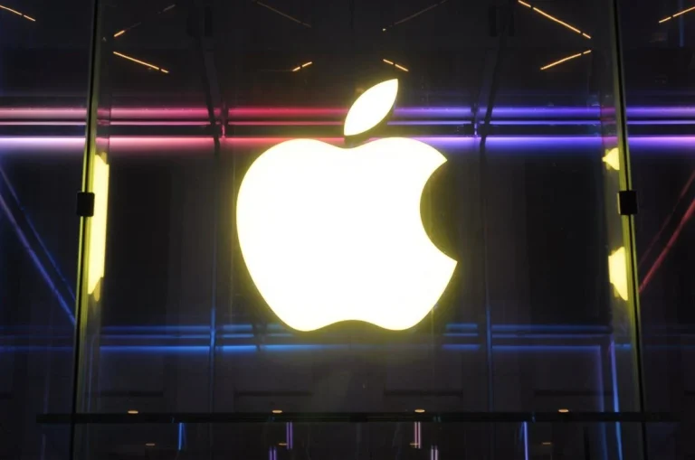 El nuevo 'chivato' de la UE en las cajas de los móviles deja a Apple en evidencia