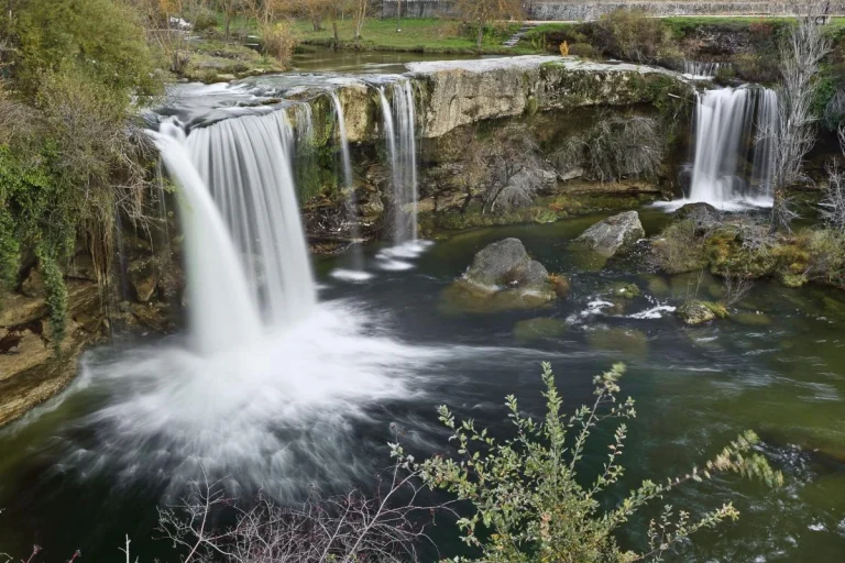 El pueblo español con una cascada que parece sacada de otro continente