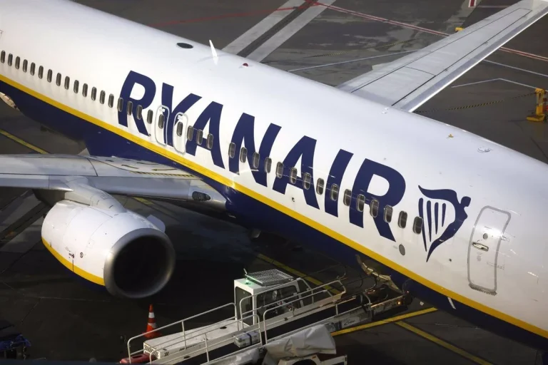 El pulso de Ryanair a Óscar Puente pone a los pasajeros en jaque este verano