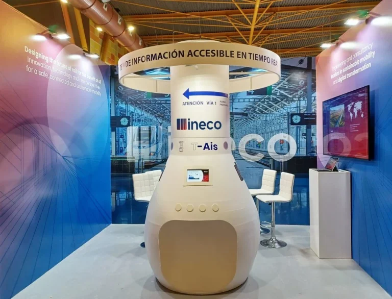 España prueba su 'estación de tren del futuro' en Málaga: inteligencia accesible, robots y proyecciones