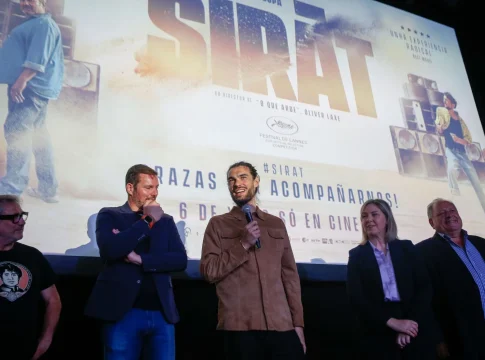 El director Oliver Laxe (c) durante el preestreno de la película ‘Sirât’, ganadora del Premio del Jurado de Cannes, a 25 de mayo de 2025. Fuente: Agencias