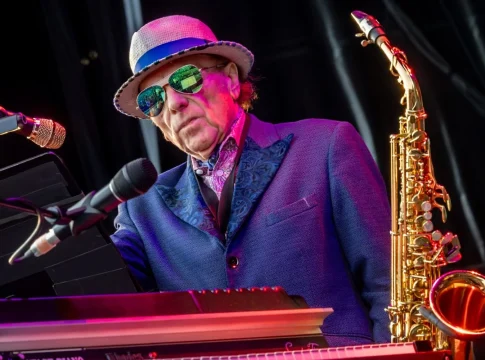 El cantante, compositor y músico Van Morrison actúa durante su concierto en las Noches del Botánico de Madrid, en el Real Jardín Botánico Alfonso XIII (Fuente: Agencias)
