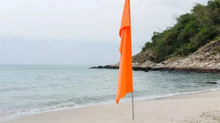 Implicaciones de la bandera naranja en las playas de España