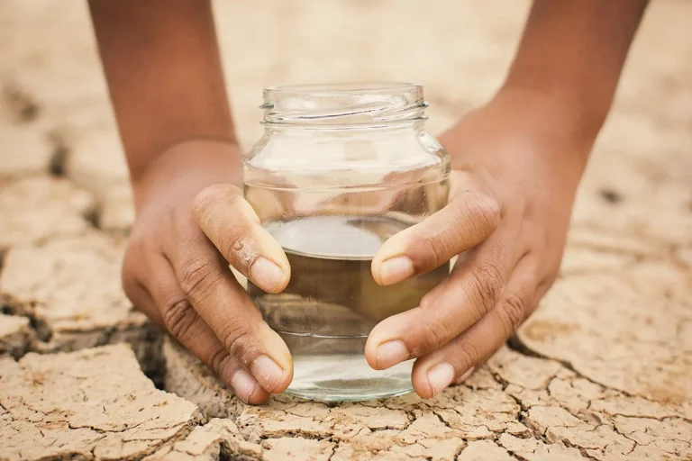 Inventan un dispositivo capaz de extraer agua del aire sin electricidad