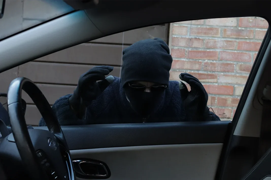 LA GUARDIA CIVIL ADVIERTE DEL RIESGO DE DEJAR DISPOSITIVOS EN TU COCHE