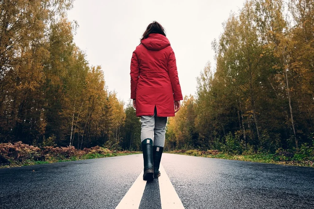 LOS BENEFICIOS DE CAMINAR HACIA ATRÁS