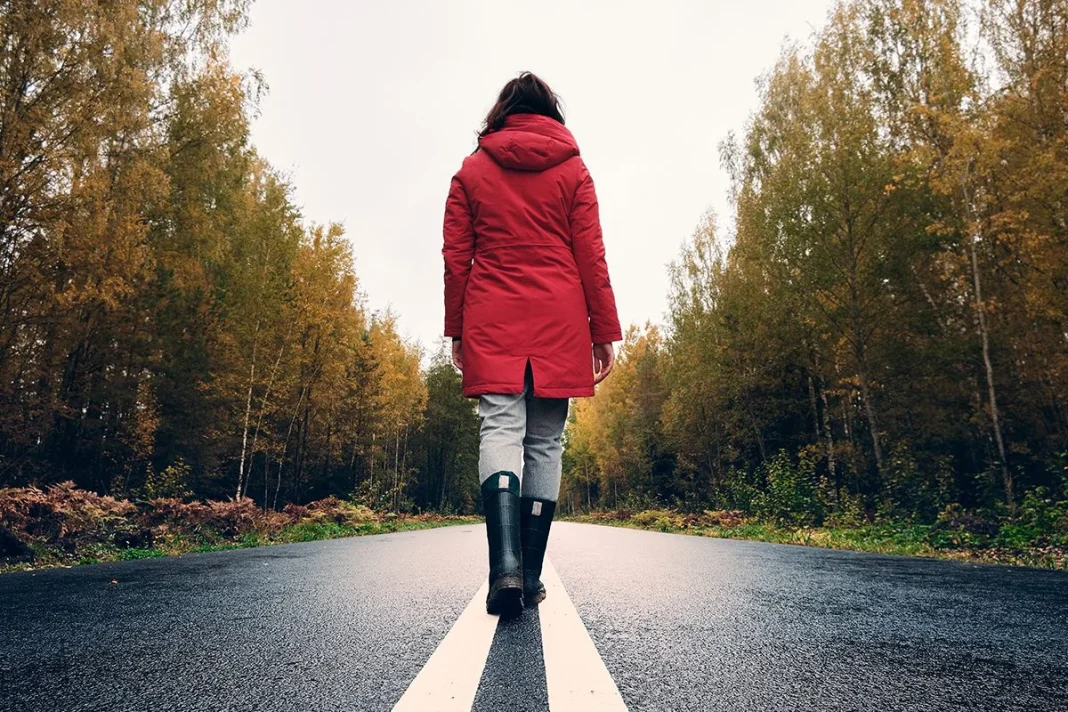 LOS BENEFICIOS DE CAMINAR HACIA ATRÁS