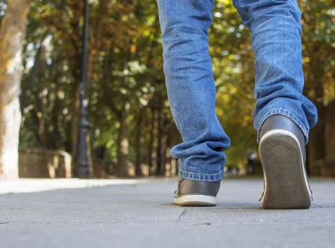 La ciencia destaca los beneficios desconocidos de caminar hacia atrás La ciencia destaca los beneficios desconocidos de caminar hacia atrás